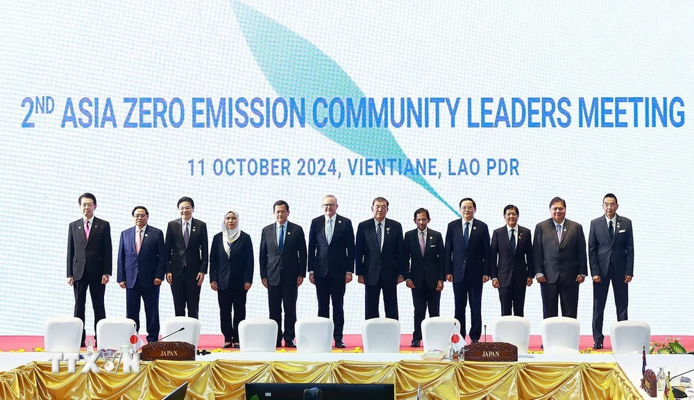 Prime Minister Pham Minh Chinh and heads of ASEAN delegations pose for a group photo at the 2nd Summit of the Asian Zero Emission Community (AZEC). (Photo: Duong Giang/VNA)