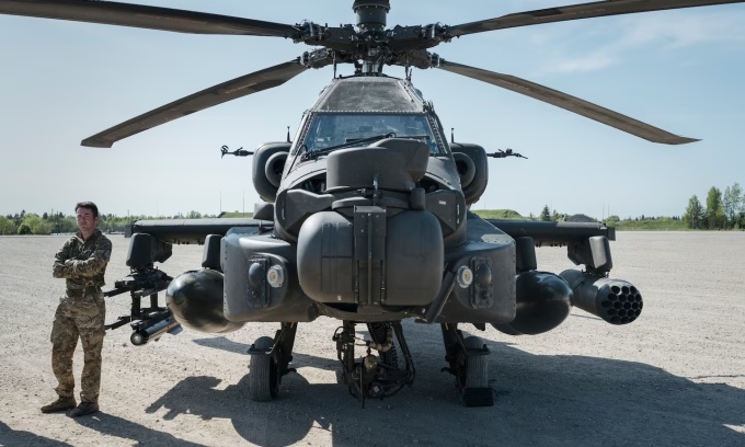 A British soldier stands next to an Apache helicopter at Tapa military base in Estonia. Photo: Washington Post