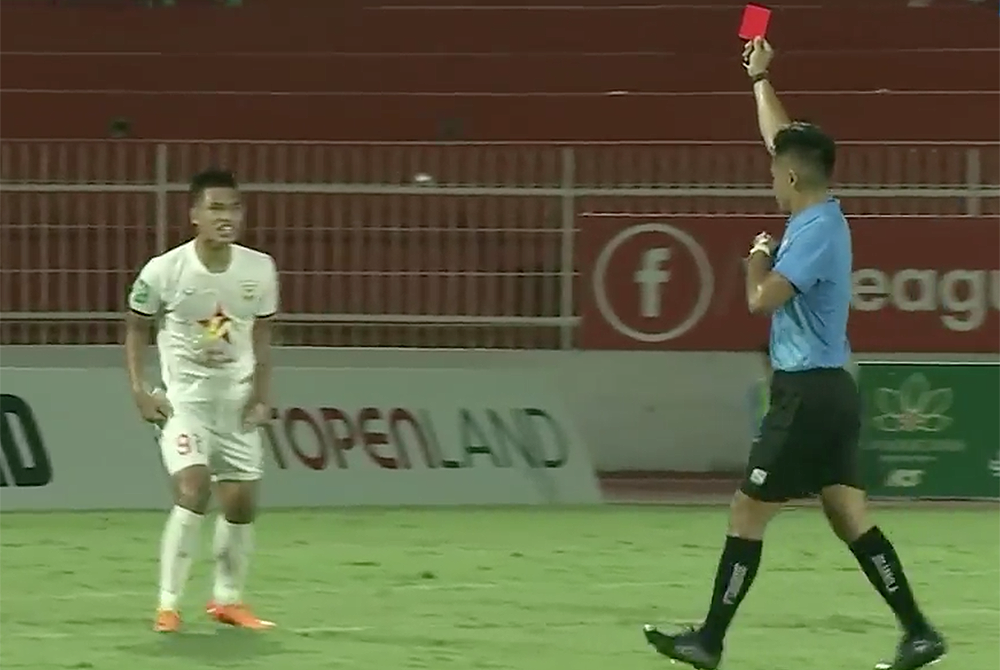 Ha Tinh player received a red card for elbowing his opponent in the face.