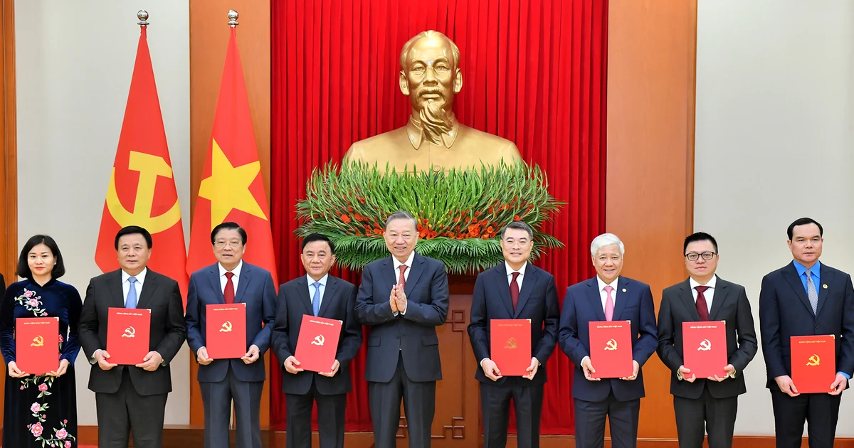 [Foto] El Politburó y el Secretariado celebraron una conferencia para anunciar la Decisión sobre las funciones y tareas de 13 agencias y unidades centrales.