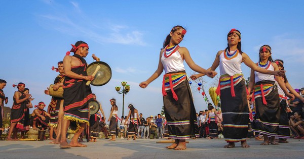 การแสดงพิธีแห่ข้าวในเทศกาลวัฒนธรรมชนเผ่าในอำเภอบั๊กจ่ามี