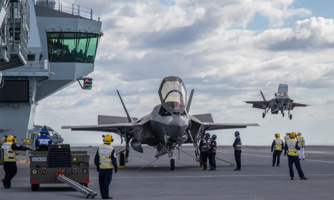 El avión de combate británico F-35B aterriza en el portaaviones HMS Queen Elizabeth en octubre de 2019. Fotografía: RAF