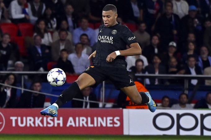 Mbappe dribbles the ball in the 3-2 win over Brest in round 10 of Ligue 1 on October 29. Photo: psg.fr