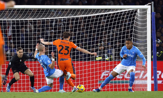 Nicolo Barella a marqué pour porter le score à 2-0 et l'Inter a battu Naples 3-0 lors de la 14e journée de Serie A au stade Diego Maradona le 3 décembre. Photo : Reuters