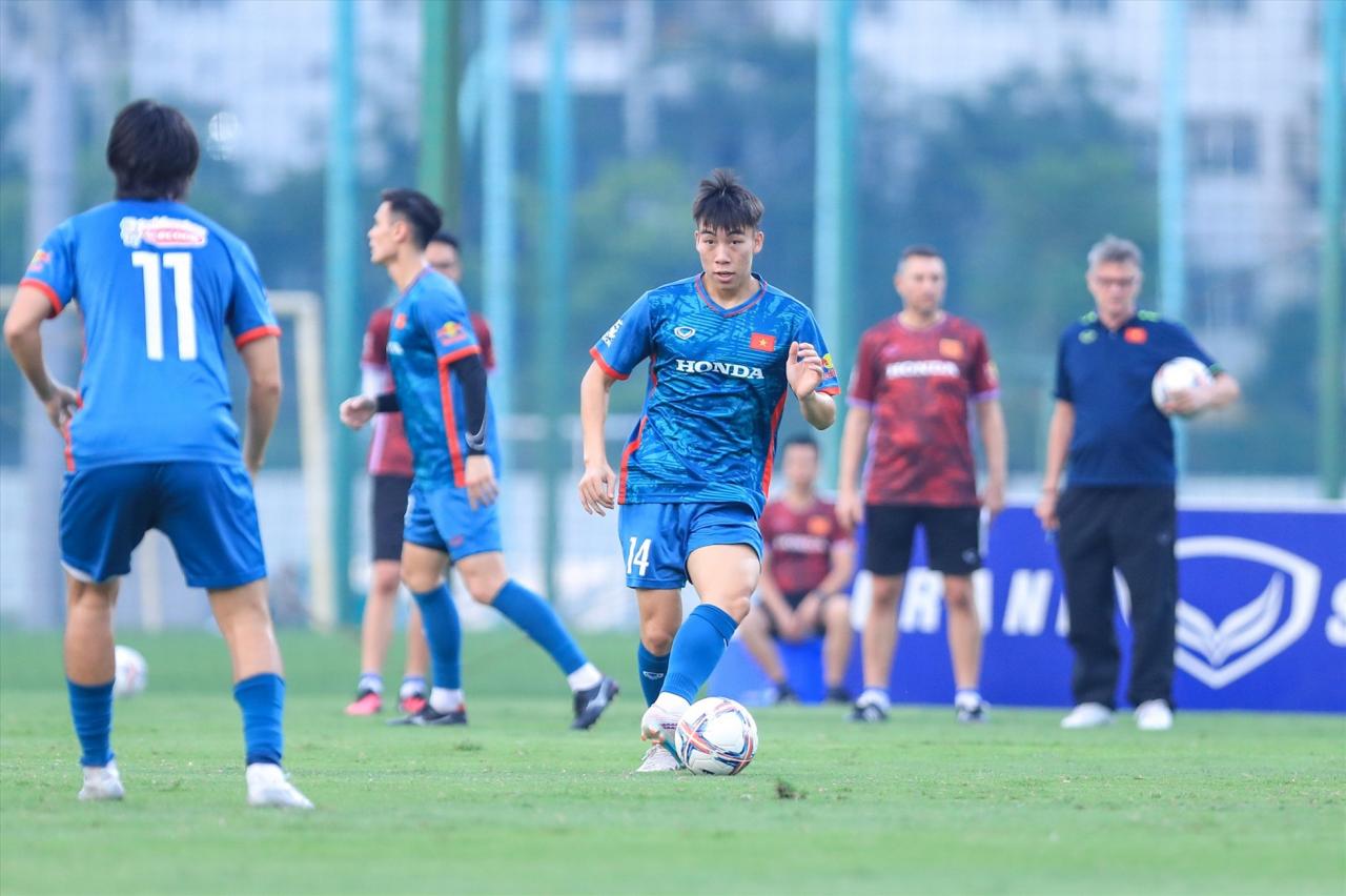 Hoang Van Toan - a young player of Hanoi Police became one of the three rare faces of U23 Vietnam selected into the key group of the Vietnam team during training.