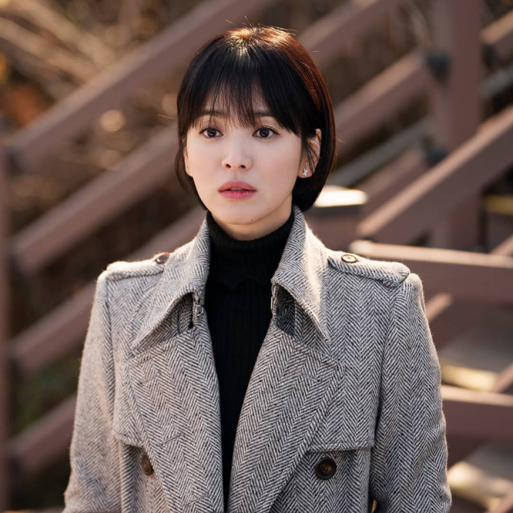 둥근 얼굴의 여성에게 자신감을 주는 헤어스타일 5가지