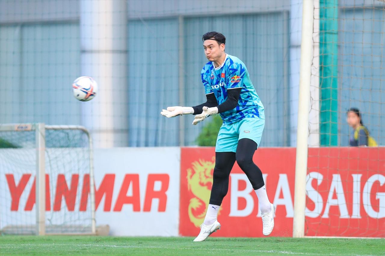 Goalkeepers practice separately with assistants.