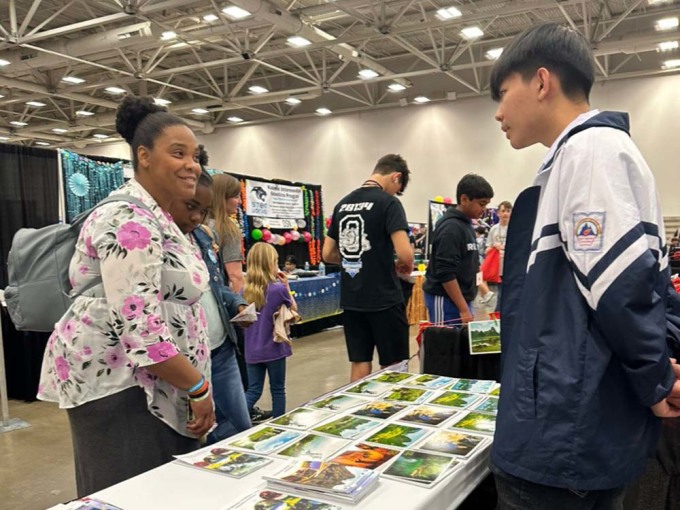 Son introduces Cao Bang, Vietnam, to international friends in the team's booth at the competition. Photo: Do ​​Thi Huong Tra