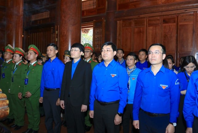 Delegation of Ly Tu Trong Award offered incense to commemorate President Ho Chi Minh photo 2