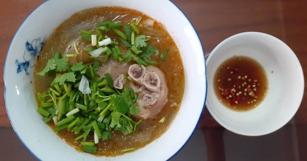 Fideos tibios con jamón en una tarde lluviosa