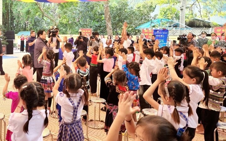 Prime Minister Pham Minh Chinh visited and presented gifts to children in special and difficult circumstances in Lai Chau province.