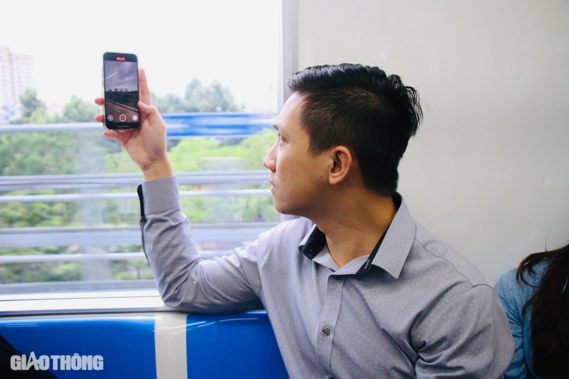 Les habitants de Ho Chi Minh-Ville découvrent avec enthousiasme le métro avant le jour de son opération officielle, photo 9