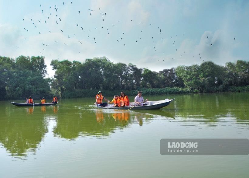 “Tân Phước có nhiều địa điểm để phát triển du lịch sinh thái, du lịch tâm linh. Việc tỉnh đầu tư nguồn lực vào lĩnh vực giao thông, du lịch sẽ là động lực để giúp địa phương phát triển kinh tế - xã hội. Hiện huyện Tân Phước đang tiếp tục phối hợp với các cơ quan chức năng của tỉnh để làm chuỗi liên kết để phát triển du lịch của địa phương. Bên cạnh đó, huyện cũng kêu gọi các nhà đầu tư, doanh nghiệp quan tâm, đầu tư tại địa phương” - ông Phong chia sẻ nói.