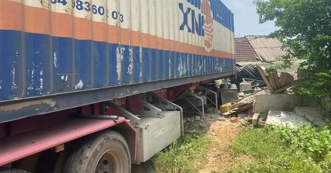 Xe container bất ngờ lao vào nhà dân, tông gãy chân một phụ nữ