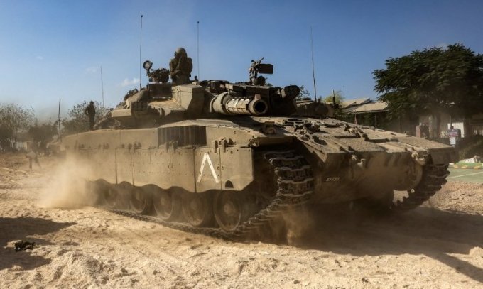 Tanques israelíes desplegados cerca de la Franja de Gaza el 20 de octubre. Foto: AFP