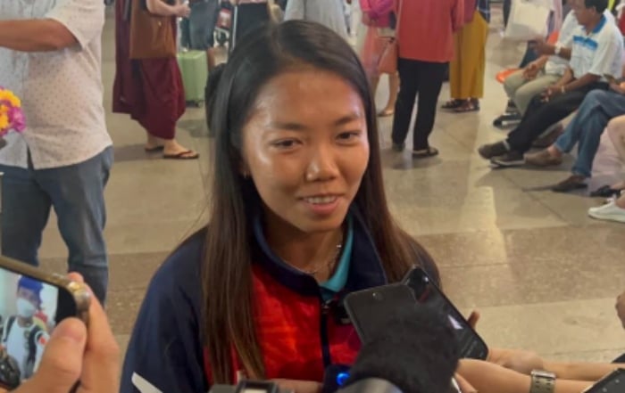 Vietnam women's team returns home, Huynh Nhu's parents travel 140km to pick up their daughter at the airport - 1