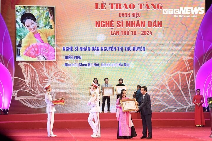 វិចិត្រករប្រជាជន Thu Huyen បានទទួលងារ។ ជាមួយនឹងអាជីពជិត 30 ឆ្នាំ សិល្បករប្រជាជន Thu Huyen បាននាំមកផ្ទះនូវសមិទ្ធិផលលេចធ្លោក្នុងការប្រកួតប្រជែងសិល្បៈ។