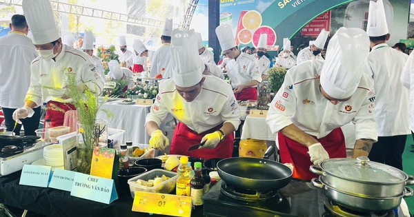 Un chef montre son talent en cuisinant de délicieux plats à base d'ingrédients à base de ginseng à Ho Chi Minh-Ville