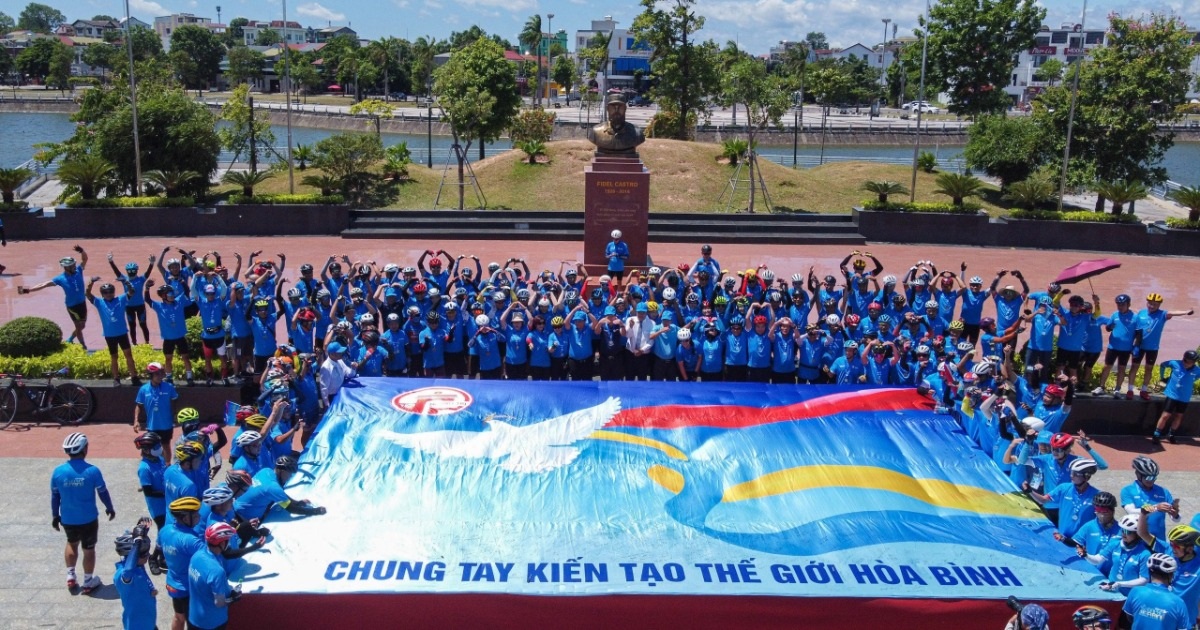 600 athletes cycled together, signing their names on a 54m2 flag with a message of peace.