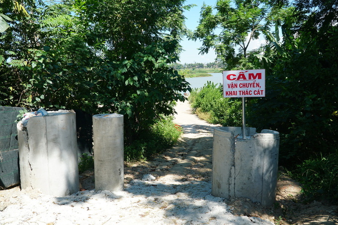 Im Dorf Truong Xuan wurden Betonpfeiler vergraben, um die Straße für den illegalen Sandtransport zu blockieren. Foto: Pham Linh