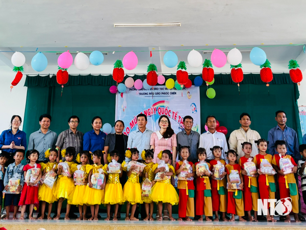 Entrega de 400 regalos a los niños del jardín de infancia Phuoc Chien