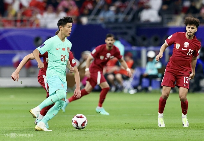 Wei Shihao (số 20) đi bóng trong trận Trung Quốc thua Qatar 0-1, ở lượt trận cuối bảng A Asian Cup 2023. Ảnh: Lâm Thoả