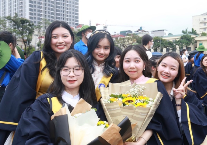 Étudiants de l'Université nationale d'éducation de Hanoï lors de la cérémonie de remise des diplômes 2022. Photo : HNUE