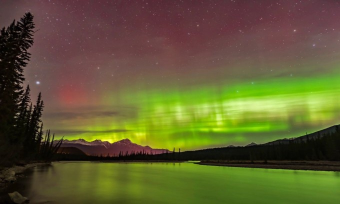 Nordlichter über dem Athabasca River im Jasper-Nationalpark, Alberta, Kanada. Foto: Getty