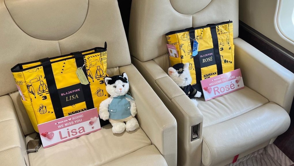 Auf seinem offiziellen Instagram-Account hat Korean Air Fotos gepostet, die wunderschön gestaltete Flugzeuginnenräume zeigen. Auf jedem Stuhl befindet sich eine stylische gelbe Tasche und ein Namensschild jedes Blackpink-Mitglieds. Zusätzlich wurden für jedes Gruppenmitglied Kuscheltiere als Geschenke gestaltet, die für eine gemütlichere Atmosphäre in der Hütte sorgen.