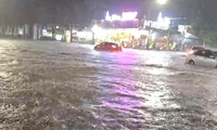 VIDÉO : Fortes pluies à Binh Phuoc, les gens doivent laisser leurs véhicules sur les routes inondées