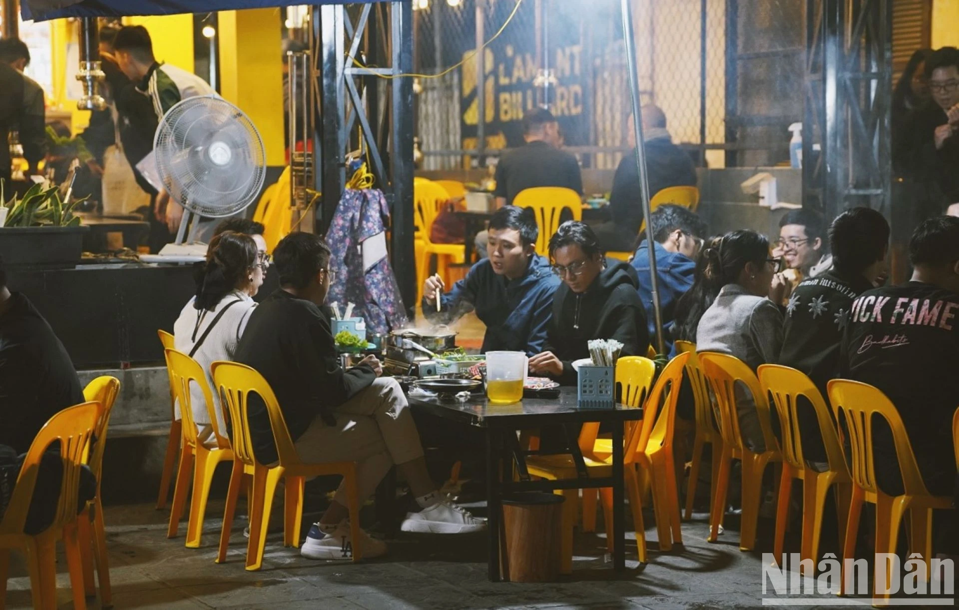 [Photo] Hanoi in winter, typical dishes attract young people photo 6