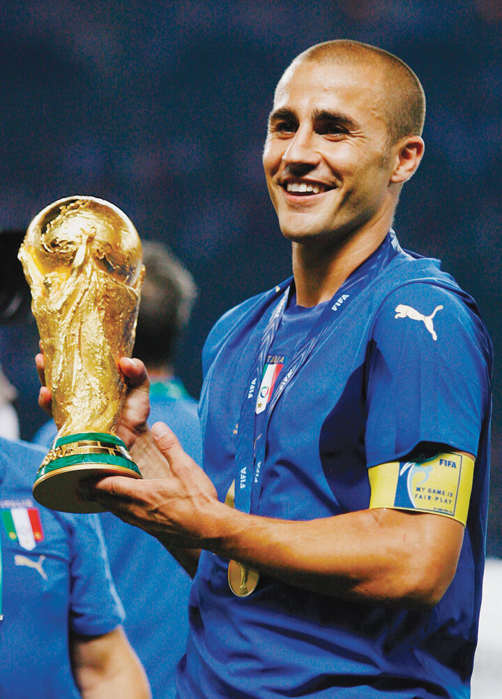 Fabio Cannavaro reste le seul défenseur à avoir remporté le Ballon d'Or au 21e siècle. Après avoir remporté la Coupe du monde 2006, Cannavaro a été élu meilleur joueur du monde pour son leadership et son excellent raisonnement défensif. Cannavaro est petit, seulement environ 1,75 m de haut, mais n'a pas peur du combat aérien. En plus de ses capacités de tacle, de sa vitesse et de sa puissance, Cannavaro est également très impressionnant avec ses pieds. C’est une qualité particulièrement importante pour les défenseurs centraux modernes.