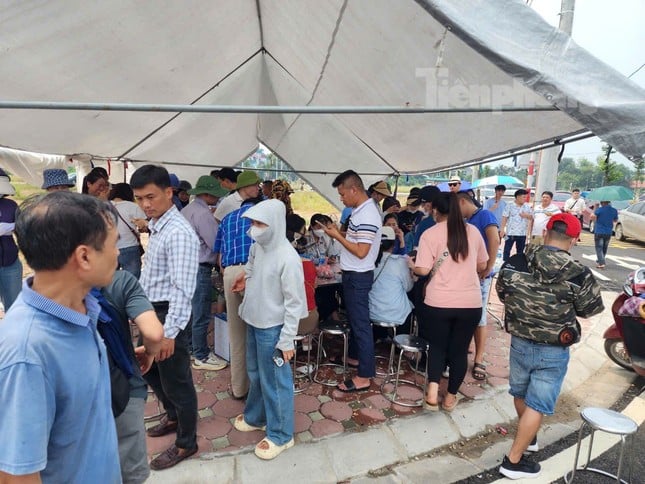 Primer plano de un terreno en un distrito suburbano de Hanoi que acaba de ser subastado, los corredores informaron una diferencia de 600 millones de VND/lote foto 7