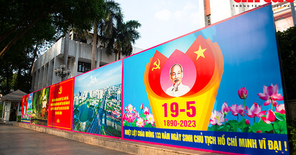 Las calles de la capital se iluminan con banderas para celebrar el 133 cumpleaños del presidente Ho Chi Minh.