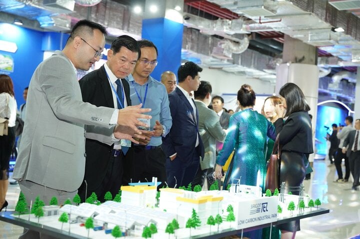 Mr. Nguyen Hong Linh - Member of the Party Central Committee, Secretary of Dong Nai Provincial Party Committee discussed with the alliance about the low carbon industrial park model. (Photo: Saigontel).