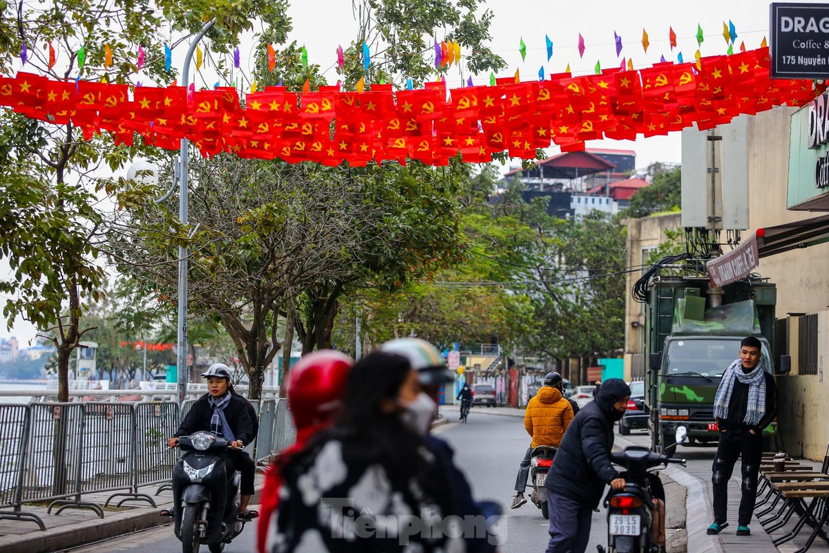 ផ្លូវនានានៃរាជធានីភ្លឺដោយទង់ក្រហមជាមួយនឹងផ្កាយពណ៌លឿងនៅថ្ងៃទី 30 នៃ Tet រូបថតទី 8