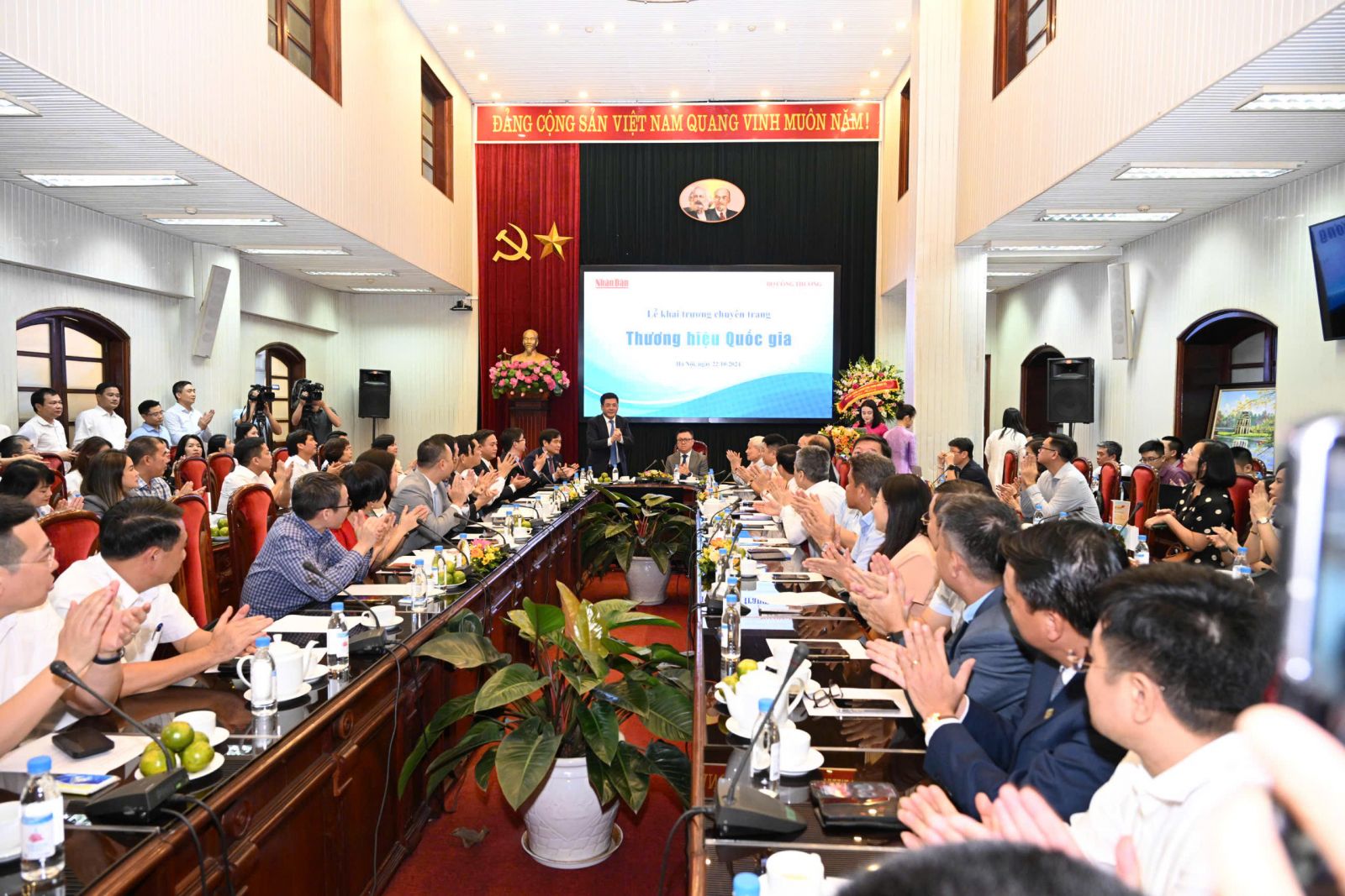 The Ministry of Industry and Trade in collaboration with Nhan Dan Newspaper organized the Opening Ceremony of the Vietnam National Brands website.