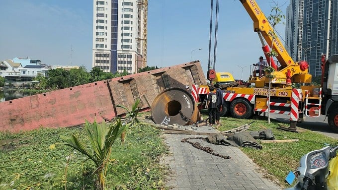 Las autoridades enviaron una grúa para mover la bobina de acero y el vehículo siniestrado. Foto: Dinh Van