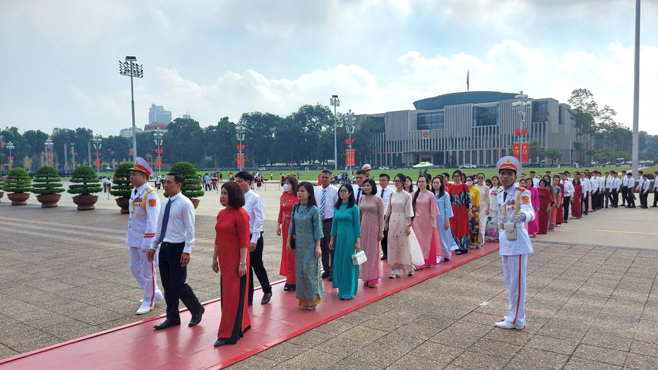 Đoàn đại biểu Đảng ủy Khối các cơ quan TP Hà Nội vào Lăng viếng Chủ tịch Hồ Chí Minh