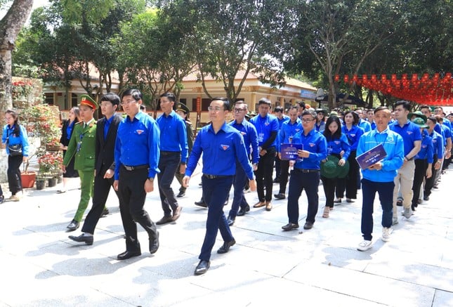 Delegation of Ly Tu Trong Award offered incense to commemorate President Ho Chi Minh photo 1