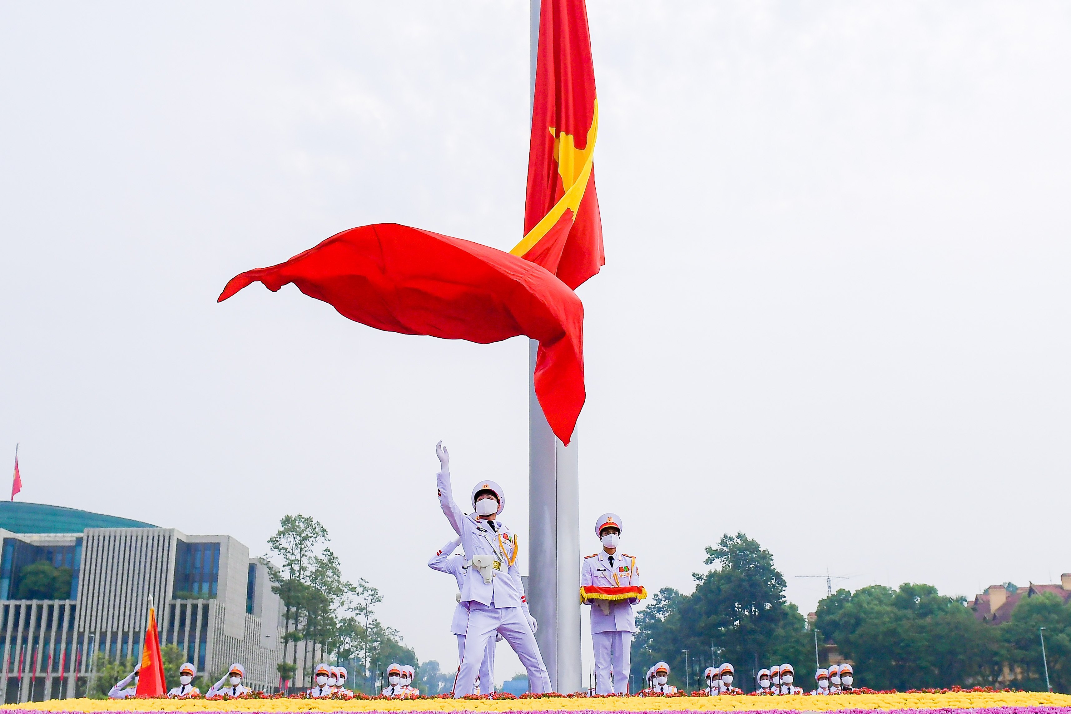 Ceremonia de izamiento de la bandera en la plaza Ba Dinh durante los históricos días de otoño