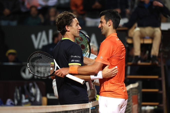 Ruud (izquierda) felicita a Djokovic en las semifinales del Masters de Roma 2022, cuando el serbio ganó su partido número 1.000 de su carrera. Foto: AP