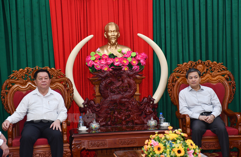 Bí thư Tỉnh ủy Lê Đức Thọ trao đổi với Trưởng Ban Tuyên giao Trung ương Nguyễn Trọng Nghĩa.