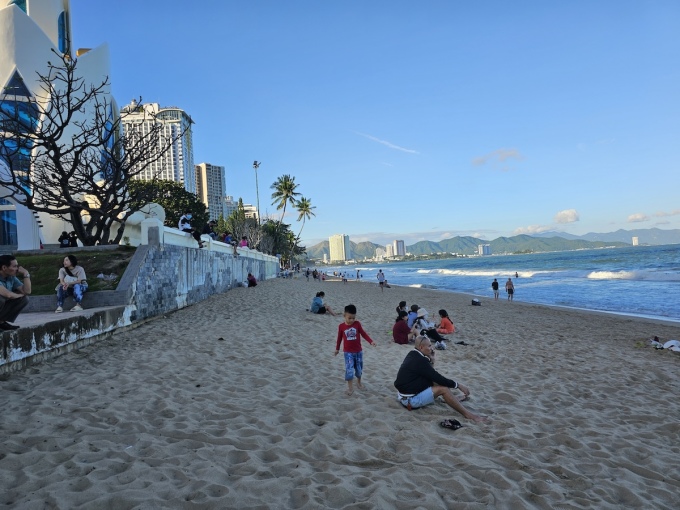 The beach on Tran Phu Street, Nha Trang is deserted. Photo: Bui Toan