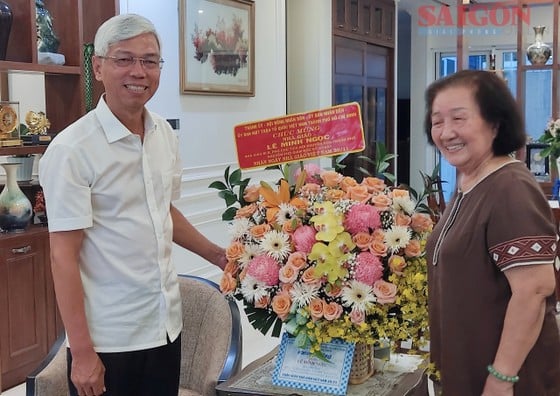 Ông Võ Văn Hoan, Phó Chủ tịch UBND TP thăm nhà giáo Lê Minh Ngọc - nhà giáo đi B, Phó Chủ tịch Hội khuyến học TP, nguyên Phó Giám đốc Sở GD-ĐT TPHCM. Ảnh: QUANG HUY