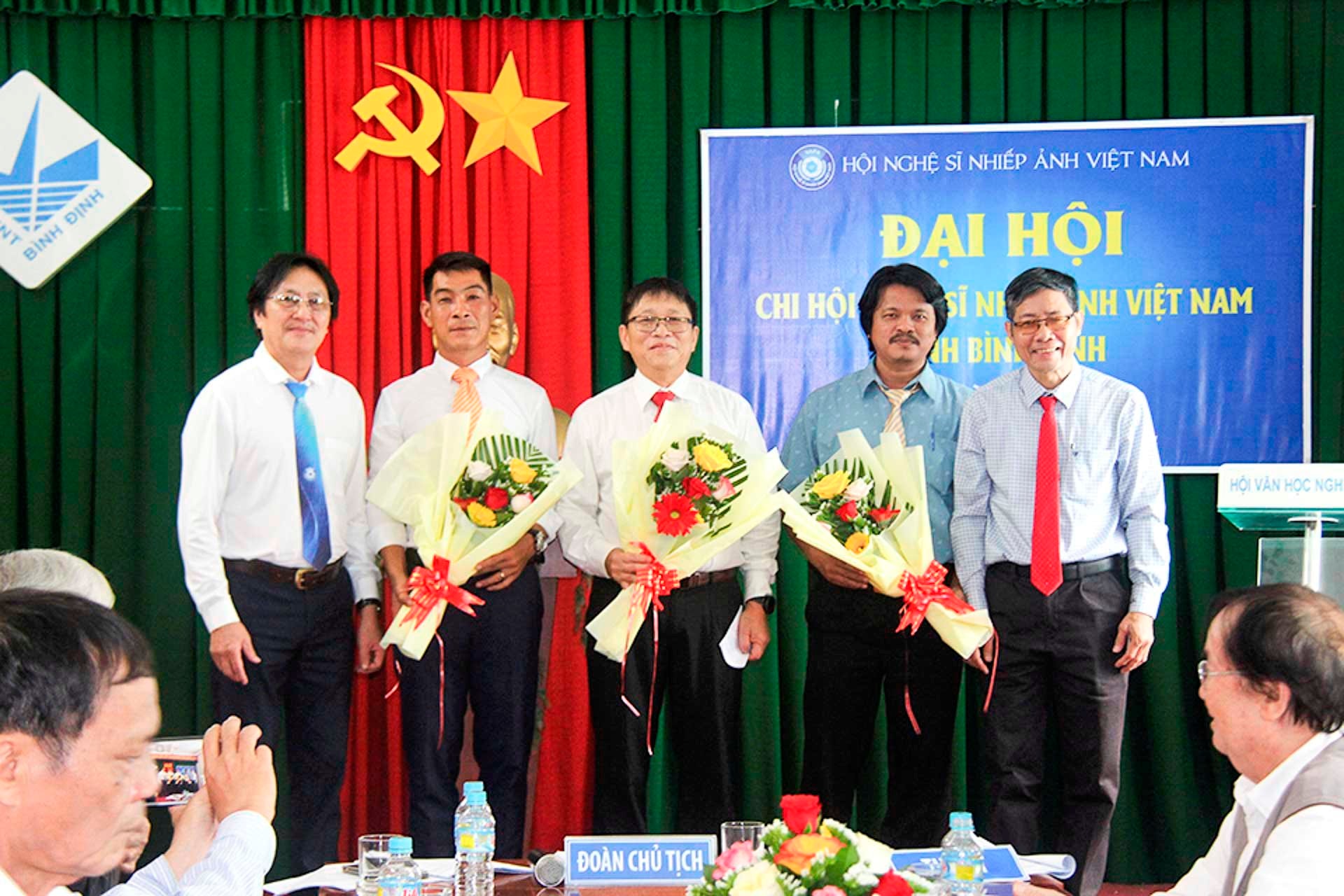 ក្រុមប្រឹក្សាប្រតិបត្តិនៃសមាគមវិចិត្រករថតរូប និងអ្នកថតរូបវៀតណាមខេត្ត Binh Dinh អាណត្តិ 2024-2029 បានបើកដំណើរការនៅសមាជរូបថត p.n-web140(1).jpg