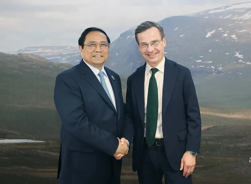 Le Premier ministre Pham Minh Chinh rencontre le Premier ministre suédois Ulf Kristersson.