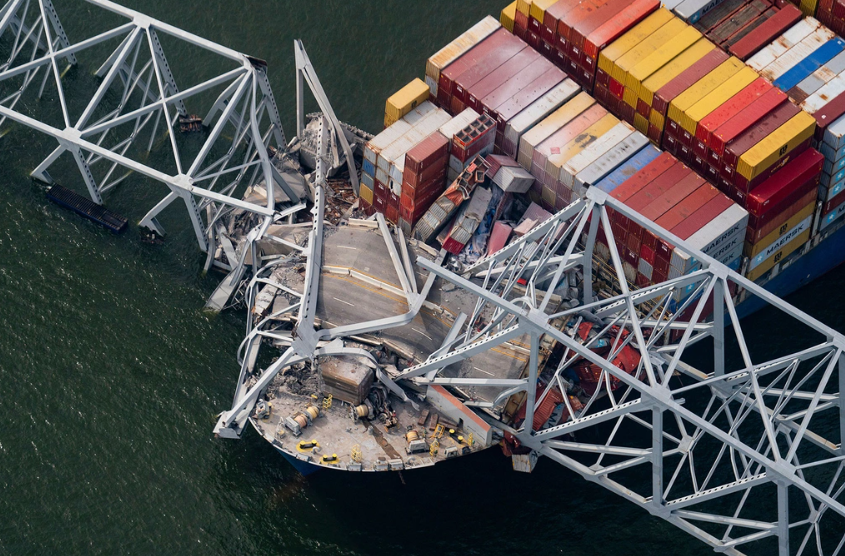 世界 - 米国の橋梁崩落：事故を起こした貨物船のブラックボックスを発見（写真３）。