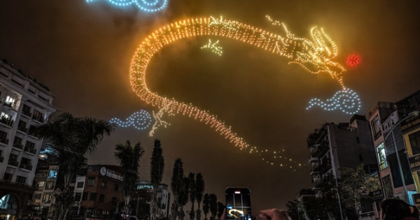 Hunderte Drohnen führen Lichtshow am Westsee auf