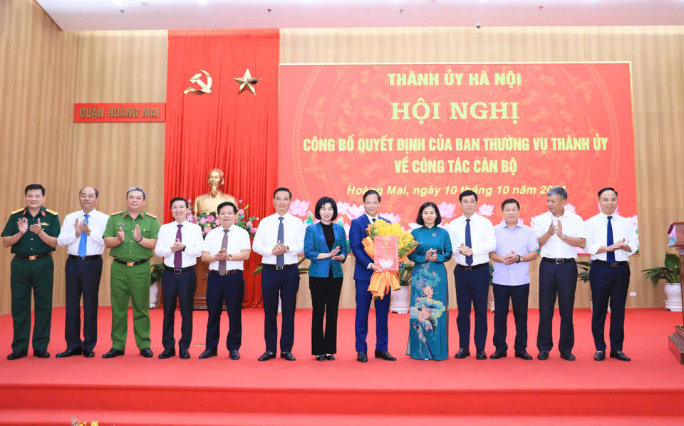 Ban Thường vụ Quận ủy chúc mừng Phó Bí thư Thường trực Quận ủy, Trưởng ban Tổ chức Quận ủy, Chủ tịch HĐND quận Hoàng Mai Nguyễn Đức Dũng. Ảnh TA